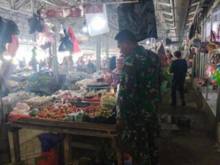 Pantau Harga Sembako, Sertu Hasdi Cek Pasar Tradisional Lawawoi