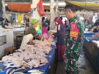 Pastikan Harga Sesuai Standar Pemerintah, Sertu Suburham Pantau Pasar Sentral Pangkajene