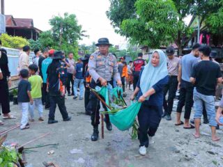 Cegah Banjir, Polisi dan Warga Kompak Bersihkan Saluran Irigasi di Sidrap