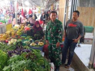 Babinsa Desa Cirociroe Pantau Ketersediaan dan Harga Bahan Pokok di Pasar Lawawoi Sidrap