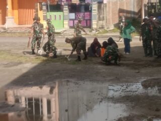 BABINSA KORAMIL 06/PANCARIJANG GELAR KARYA BAKTI BERSAMA WARGA, JAGA KEBERSIHAN LINGKUNGAN DESA BINA BARU
