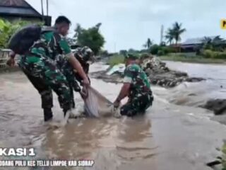 Aksi Nyata Dandim 1420 Sidrap, Turun Langsung Angkut Pasir Bangun Tanggul Penahan Banjir
