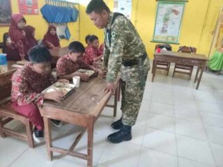 Babinsa Kodim 1420/Sidrap Tetap Konsisten Dampingi Penyaluran Makan Bergizi Gratis