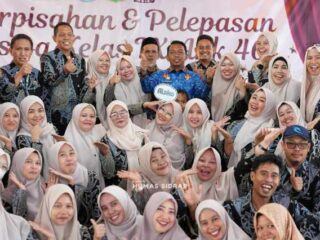 Salami Siswa Satu per Satu, Bupati Syaharuddin Larut dalam Keharuan Perpisahan SMPN 1 Watang Pulu