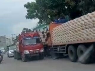 Parkiran Truk Semen Depan Toko Nabila Dikeluhkan, Pengendara Makin Waswas