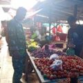 Pantau Harga Sembako, Serda Kasman Cek Pasar Sentral Bilokka