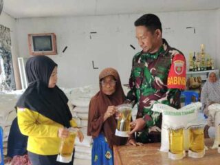 Babinsa Kelurahan Batu Lappa Pendampingi Penyaluran Bantuan Pangan Beras dan Minyak Goreng Tahun 2026