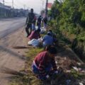 BABINSA KELURAHAN BATU LAPPA GELAR KARYA BAKTI BERSIHKAN JALAN POROS PARE-SIDRAP