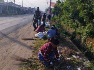 BABINSA KELURAHAN BATU LAPPA GELAR KARYA BAKTI BERSIHKAN JALAN POROS PARE-SIDRAP