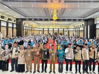 Momen Hangat Bupati Sidrap Sambut Jemaah Haji di Tangga Pesawat: Dari Diduga Petugas Bandara Hingga Diberi Sorban