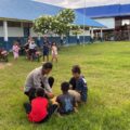 Intip Keseruan Kapolsek Pitu Riase Sidrap Bermain Bola Bersama Anak-Anak