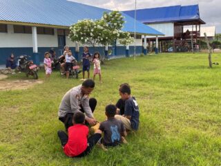 Intip Keseruan Kapolsek Pitu Riase Sidrap Bermain Bola Bersama Anak-Anak