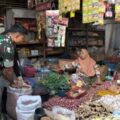 Pantau Ketersediaan dan Harga Sembako, Babinsa Koramil 05/Dua Pitue Cek Pasar Sentral Tanru Tedong
