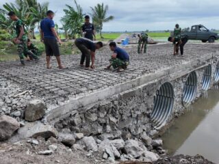Progres Pembangunan Jembatan Garuda Merah Putih Desa Kanie Masuk Tahap Perakitan Besi Lantai