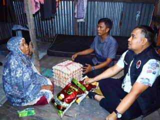 Polisi Peduli, Sat. Narkoba Polres Sidrap Serahkan Bantuan Kepada Warga