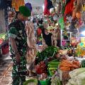 Pastikan Harga Sesuai Ketentuan Pemerintah, Serma Ramli Pantau Pasar Sentral Pangkajene