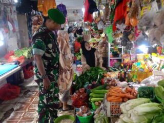 Pastikan Harga Sesuai Ketentuan Pemerintah, Serma Ramli Pantau Pasar Sentral Pangkajene