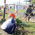 Babinsa Pajalele Bersama Staf Kelurahan dan Guru TK Gelar Kerja Bakti Jumat Bersih di Lingkungan III