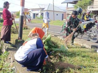 Babinsa Pajalele Bersama Staf Kelurahan dan Guru TK Gelar Kerja Bakti Jumat Bersih di Lingkungan III