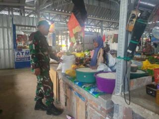 Babinsa Lawawoi Cek Harga Bahan Pokok di Pasar, Pastikan Ketersediaan dan Stabilitas Harga