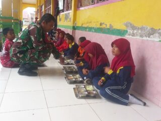 Dukung Program Pemerintah, Babinsa Jajaran Kodim 1420/Sidrap Dampingi Pelaksanaan Makan Bergizi Gratis
