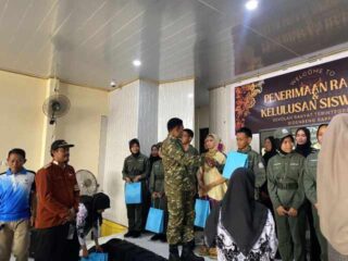 Babinsa Maritengngae Hadiri Penerimaan Rapor dan Kelulusan Siswa Sekolah Rakyat Terintegrasi 66 Sidrap