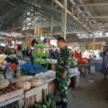 Jaga Stabilitas Pangan, Babinsa Koramil 04/Watangpulu Pantau Harga Sembako di Pasar Tradisional Lawawoi