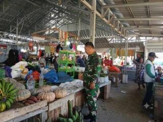Jaga Stabilitas Pangan, Babinsa Koramil 04/Watangpulu Pantau Harga Sembako di Pasar Tradisional Lawawoi