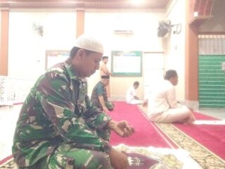 Perkokoh Kemanunggalan, Babinsa Kodim 1420/Sidrap Gelar Safari Salat Subuh Berjamaah Bersama Warga