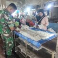 Babinsa Mojong Pantau Harga Sembako di Pasar Pangkajene, Cegah Kenaikan Harga Tak Wajar