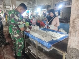 Babinsa Mojong Pantau Harga Sembako di Pasar Pangkajene, Cegah Kenaikan Harga Tak Wajar