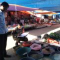 Babinsa Panca Lautang Pantau Harga Sembako di Pasar Bilokka, Pastikan Stok Aman dan Harga Tetap Stabil