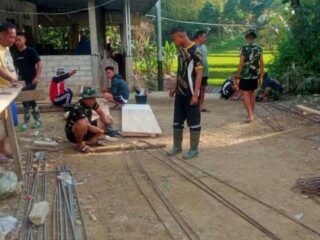 Percepat Pembangunan, Personel Kodim 1420/Sidrap Kerjakan Rangka Abutment dan Mal Jembatan