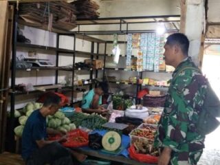 Pastikan Stok Sembako Aman, Babinsa Maritengngae Blusukan ke Pasar Sentral Pangkajene