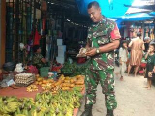 Babinsa Koramil 02/Tellu Limpoe Pantau Harga dan Ketersediaan Bahan Pokok di Pasar Amparita