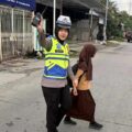 Anak SD di Sidrap Jadi Tenang Dibantu Polwan Cantik Nyebrang Jalan