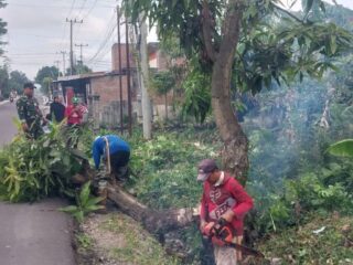 Babinsa Koramil 06/Panca Rijang Bersama Warga Gelar Kerja Bakti Ciptakan Lingkungan Bersih dan Asri