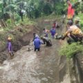 Koramil 01/Panca Lautang Pimpin Karya Bakti Bersihkan Irigasi Utama Persawahan di Bilokka