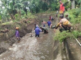 Koramil 01/Panca Lautang Pimpin Karya Bakti Bersihkan Irigasi Utama Persawahan di Bilokka