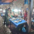 Babinsa Desa Mojong Pantau Harga Bahan Pokok dan Antisipasi Kenaikan Harga di Pasar Pangkajene