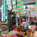 Pastikan Stabilitas Pangan, Babinsa Koramil Dua Pitue Pantau Harga Bahan Pokok di Pasar Sentral Tanru Tedong