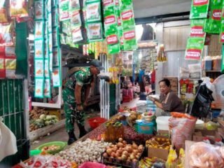 Pastikan Stabilitas Pangan, Babinsa Koramil Dua Pitue Pantau Harga Bahan Pokok di Pasar Sentral Tanru Tedong