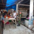 Babinsa Koramil 01/Panca Lautang Cek Harga Sembako di Pasar Sentral Bilokka