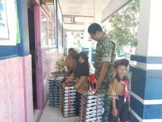 Babinsa Ramil Jajaran Kodim 1420/Sidrap Kawal Pendistribusian Makan Bergizi Gratis di Kabupaten Sidrap
