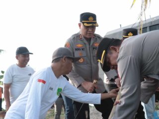 Baru Menjabat, Kapolres Sidrap Langsung Turun Bantu Petani Hadapi Kekeringan