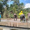 Bahu Membahu, Personel Kodim 1420/Sidrap Bersama Warga Cor Lantai Jembatan Beton Desa Tana Toro