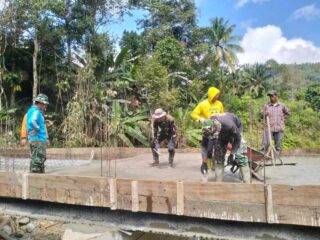Bahu Membahu, Personel Kodim 1420/Sidrap Bersama Warga Cor Lantai Jembatan Beton Desa Tana Toro