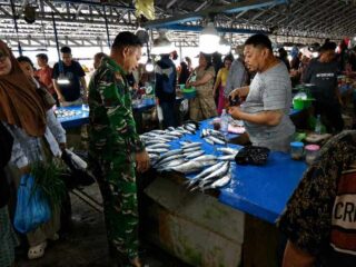 Babinsa Kelurahan Bangkai Pantau Ketersediaan dan Harga Sembako di Pasar Tradisional Lawawoi