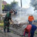 Anggota Ramil 02/Tellu Limpoe Bersama Warga Bersihkan Saluran Air di Arateng