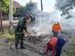 Anggota Ramil 02/Tellu Limpoe Bersama Warga Bersihkan Saluran Air di Arateng